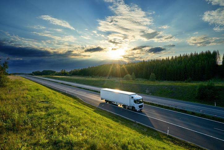ciężarówka na autostradzie